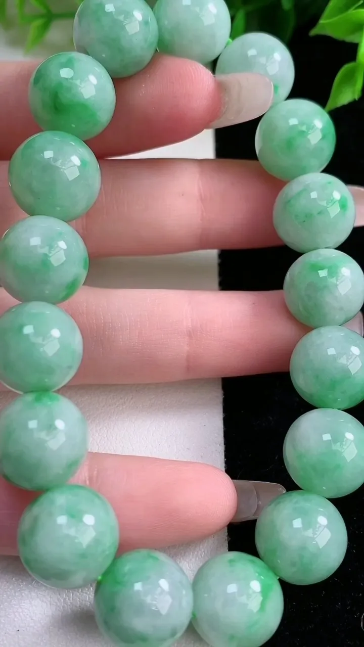 天然A货翡翠圆珠手串，尺寸12.5，重:55.74g1月29日
工厂直销收藏佳品,种好水足，色泽均匀