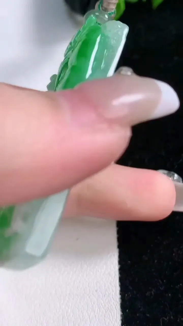 天然A货翡翠山水牌吊坠，尺寸54-31.7-7.8，重量:37.54g
1月29日