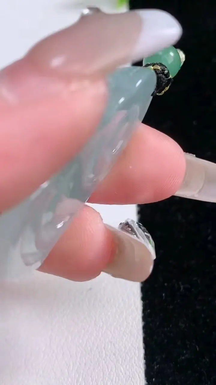 天然A货翡翠财神爷吊坠，尺寸38.3-23.8-7.4，重量:15.05g
1月29日