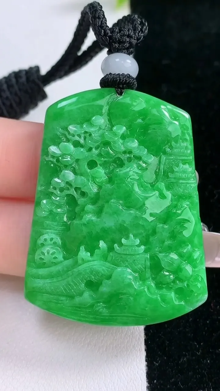 天然A货翡翠山水牌吊坠，尺寸44.4-34-7，重量:24.83g
1月29日