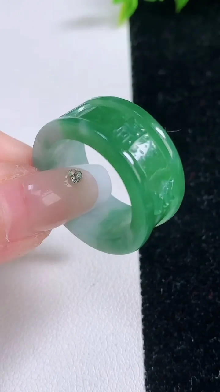 天然A货翡翠六字真言 指环扳指，尺寸20.4-11.2-3.3，重量:8.98g2026年1月29日