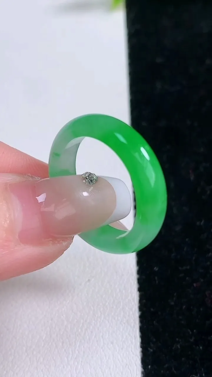 天然A货翡翠指环戒指，尺寸18.5-5.3-3，重量:3.52g2026年1月29日
工厂直销收藏佳