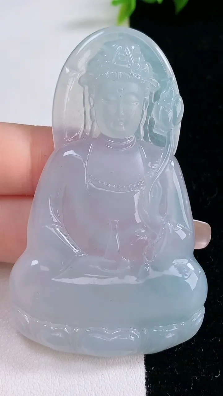 天然A货翡翠种白冰大势至菩萨吊坠，尺寸69.8-42-5.9，重量:32.38g
1月29日