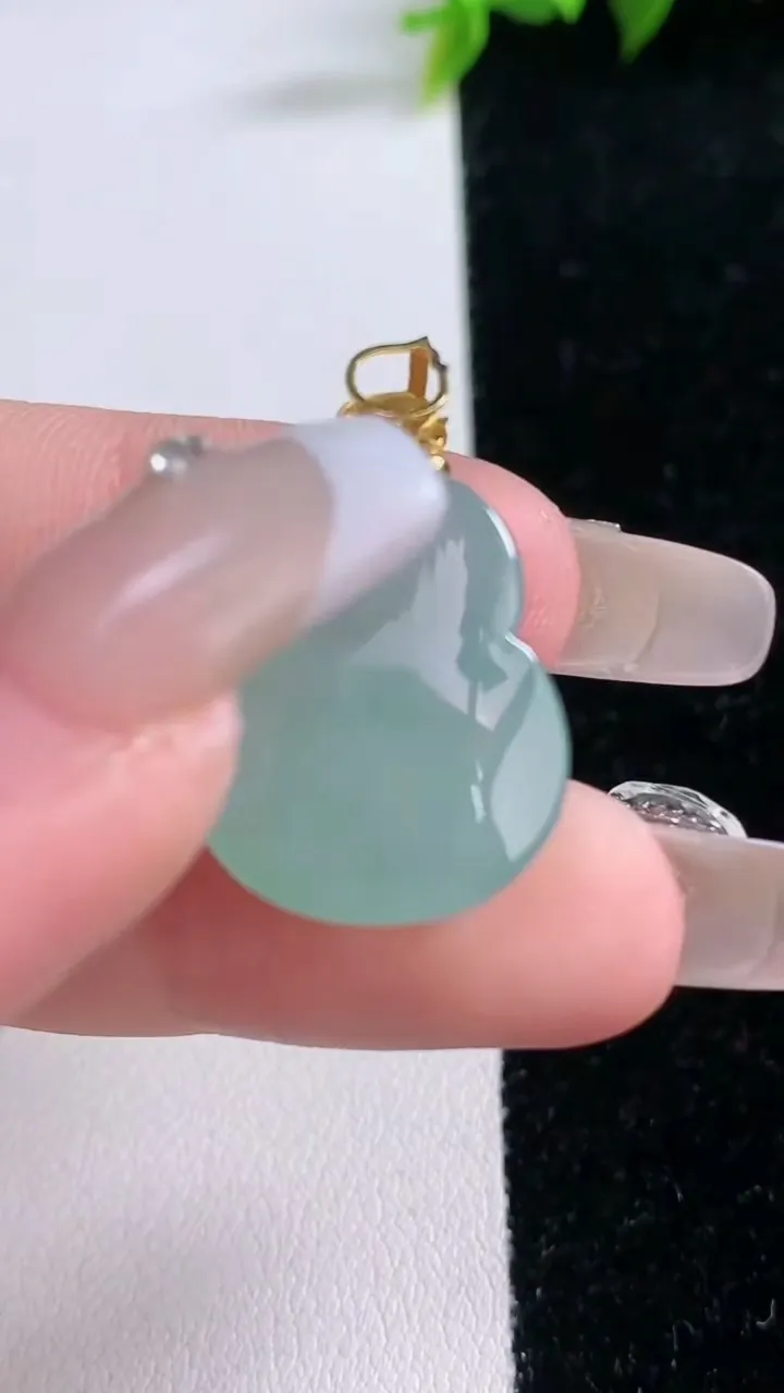 天然A货翡翠葫芦吊坠，尺寸21.5-17.2-8，重量:5.44g
1月29日