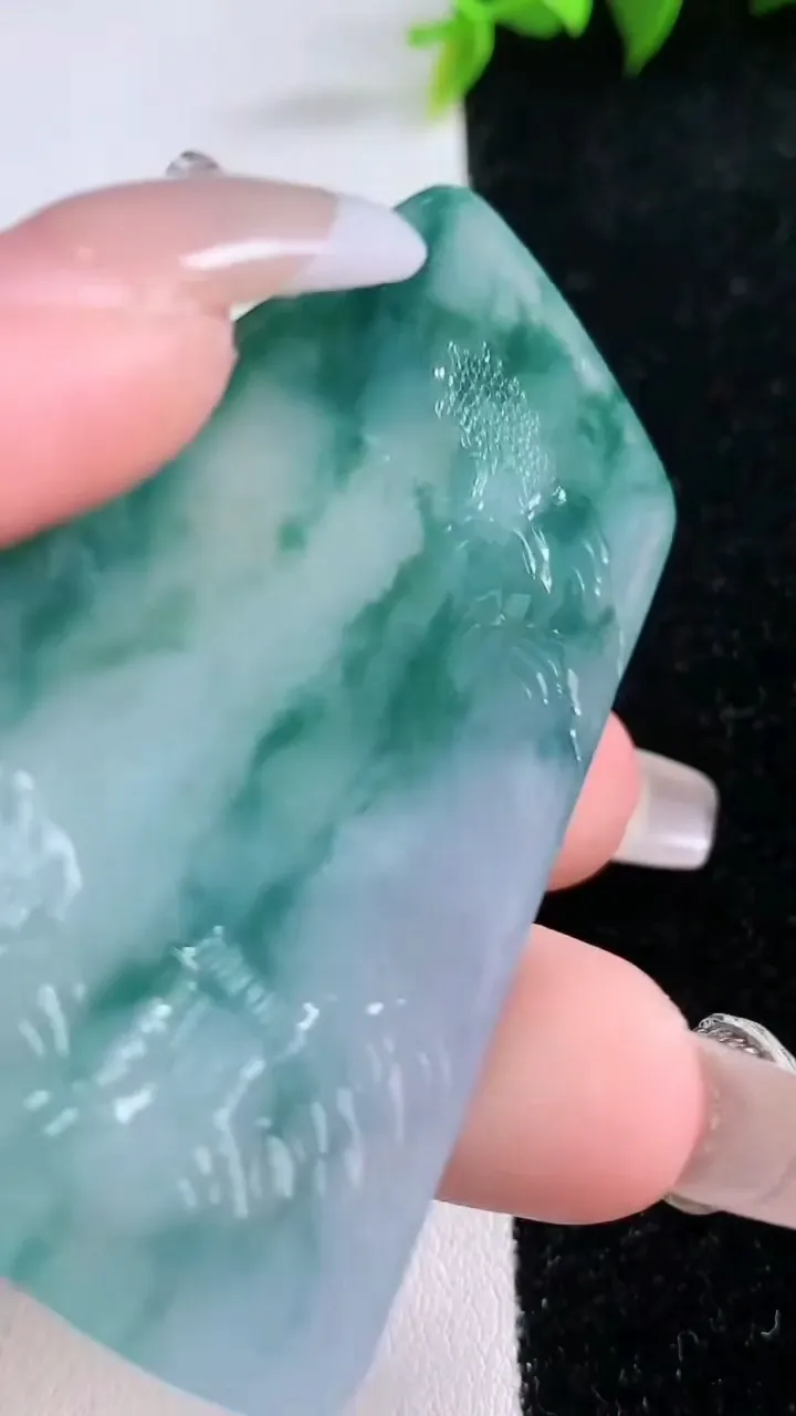 天然A货翡翠牌吊坠，尺寸63.7-40-5，重量:34.22g
1月29日