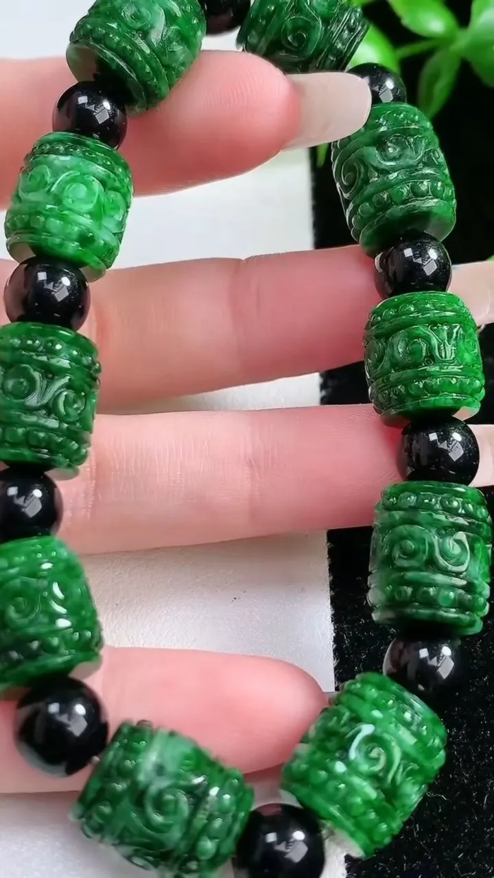 天然A货翡翠雕花路路通手串，尺寸13.2-11.6，重:44.16g1月29日
工厂直销收藏佳品,种好水足，色泽均匀，有种有色，上手高大气！