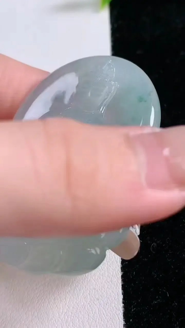 天然A货翡翠飘花观音菩萨吊坠，尺寸55-40.2-5.8，重量:27.20g
1月29日