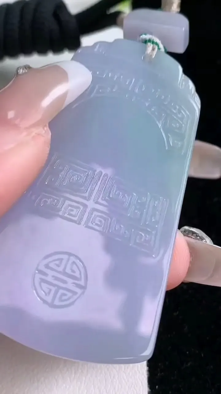 天然A货翡翠紫罗兰仿古无事牌吊坠，尺寸56-34.6-6，重量:38.95g
1月29日