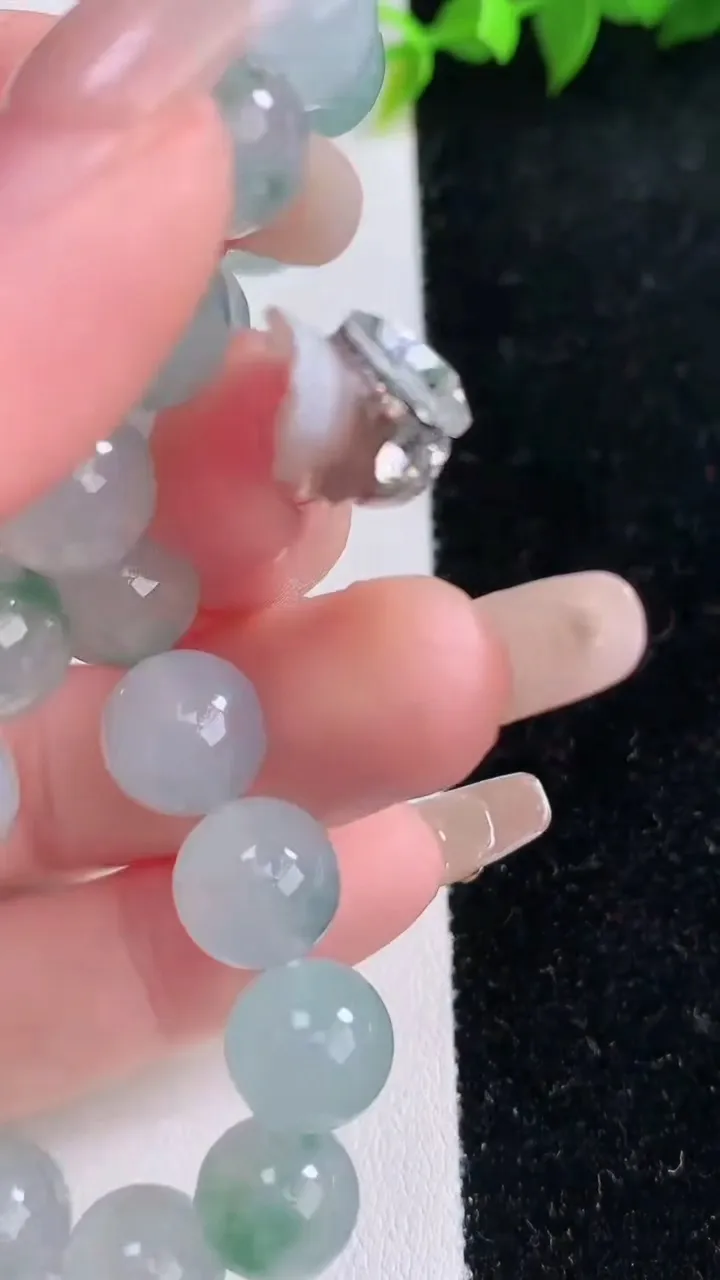 天然A货翡翠种飘花圆珠手串，尺寸7.8-19颗，重量:32.40g1月29日
工厂直销收藏佳品,种好水足，色泽均匀，有种有色，上手高大气！