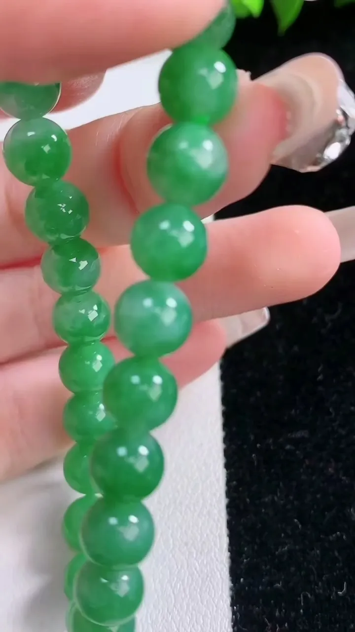 天然A货翡翠圆珠手串，尺寸7.5-25颗，重量:18.84g1月29日
工厂直销收藏佳品,种好水足，色泽均匀，有种有色，上手高大气！