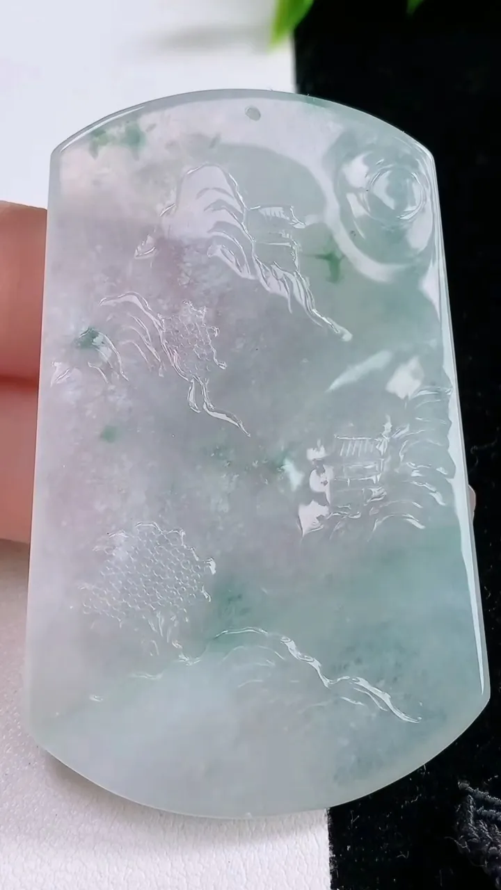 天然A货翡翠牌吊坠，尺寸64.7-42-5.4，重量:39.04g
1月29日