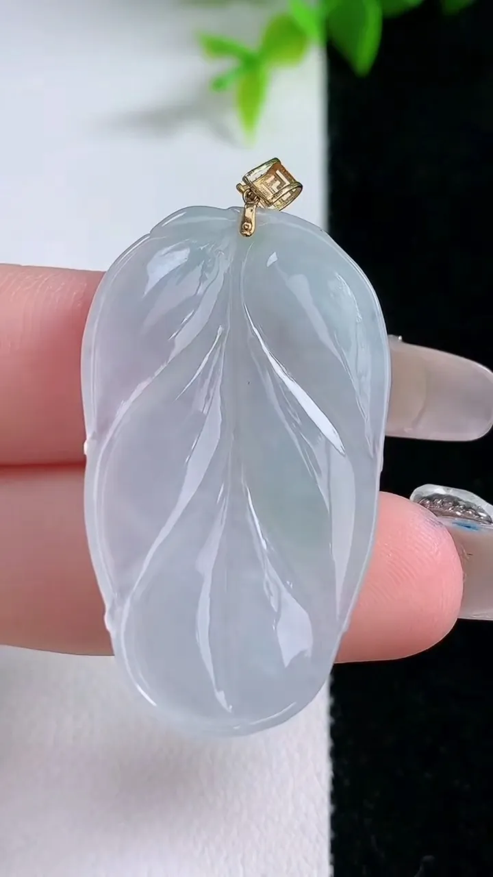 天然A货翡翠金枝玉叶 叶子吊坠，尺寸37.8-22.2-4，重量:7.13g
1月29日