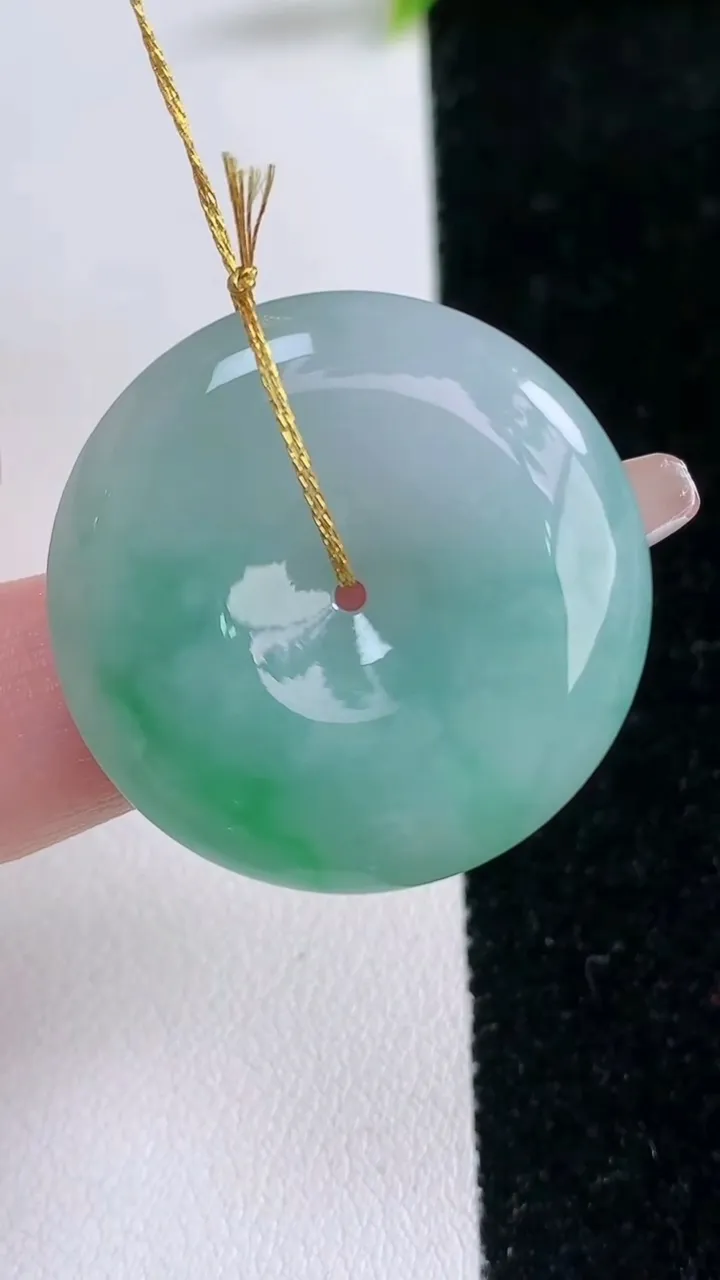 天然A货翡翠平安扣吊坠，尺寸30-6.2，重量:11.69g
1月29日