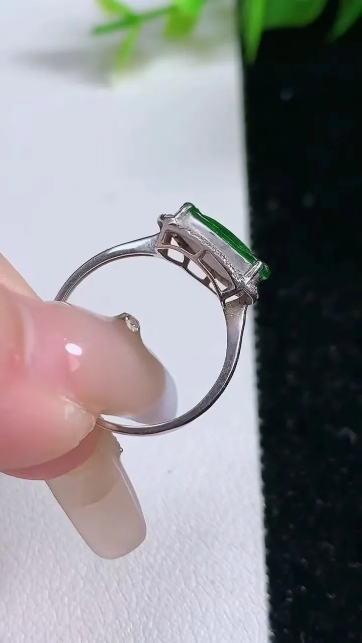 天然A货翡翠佛公戒指，尺寸17-9.2-12.2-4.6，重:1.55g2026年1月29日
工厂直销收藏佳品,种好水足，色泽均匀，有种有色，上手高大气！