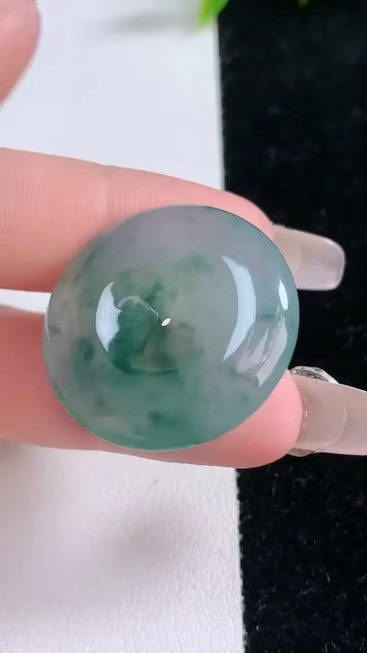 天然A货翡翠冰种飘花平安扣吊坠，尺寸28.2-5.8，重量:9.43g
1月29日