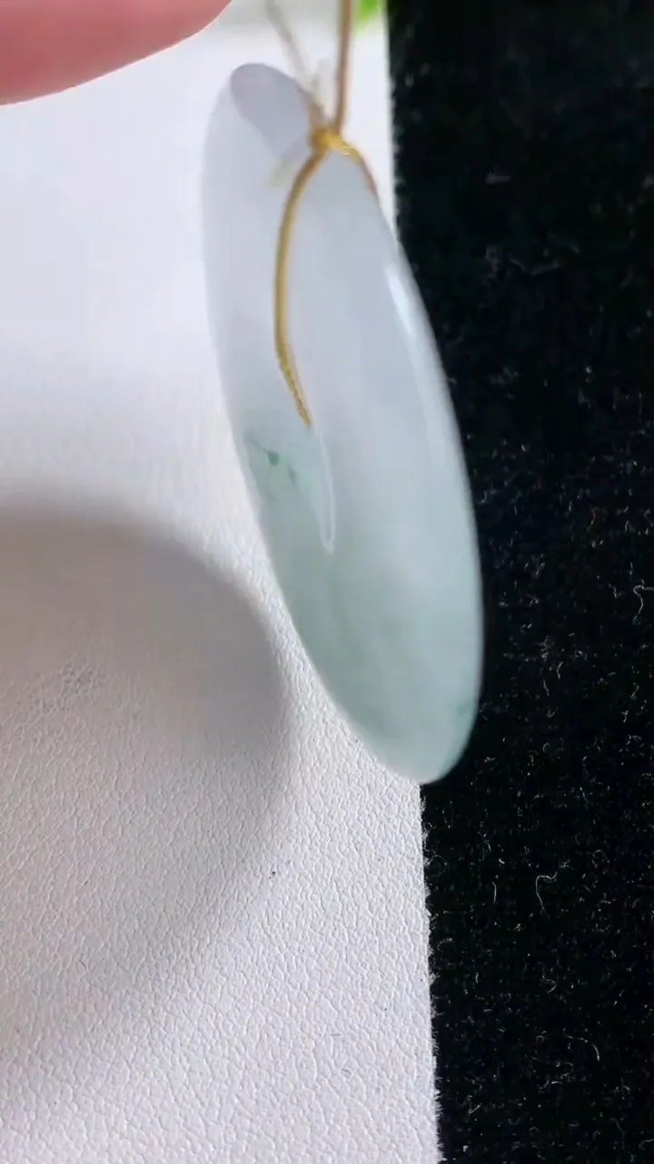 天然A货翡翠冰种飘花平安扣吊坠，尺寸45.3-5.5，重量:24.90g
1月29日