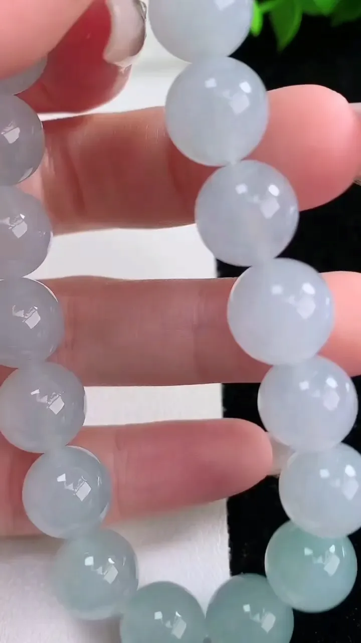 天然A货翡翠圆珠手串，尺寸11.3-18颗，重量:45.31g1月29日
工厂直销收藏佳品,种好水足，色泽均匀，有种有色，上手高大气！