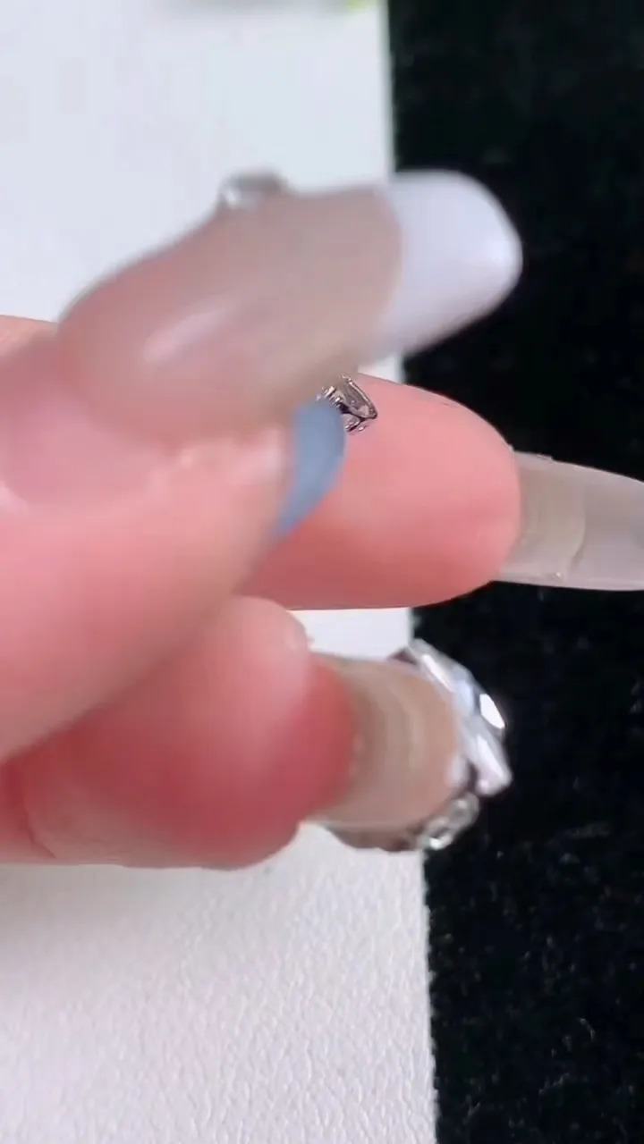 天然A货翡翠18K金紫罗兰平安环吊坠，尺寸21.3-5.6，重量:5.43g
1月29日