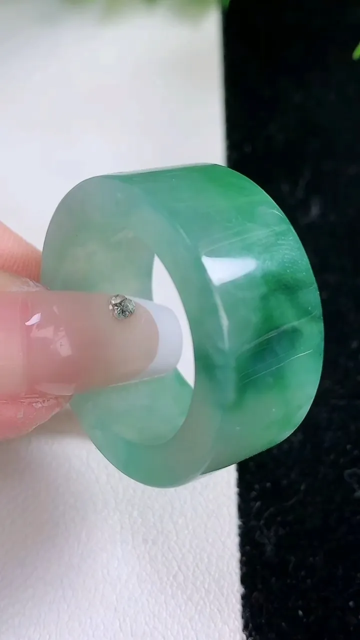 天然A货翡翠飘花方形指环扳指吊坠，尺寸22.2-12.6-4.4，重:15.62g2026年1月29