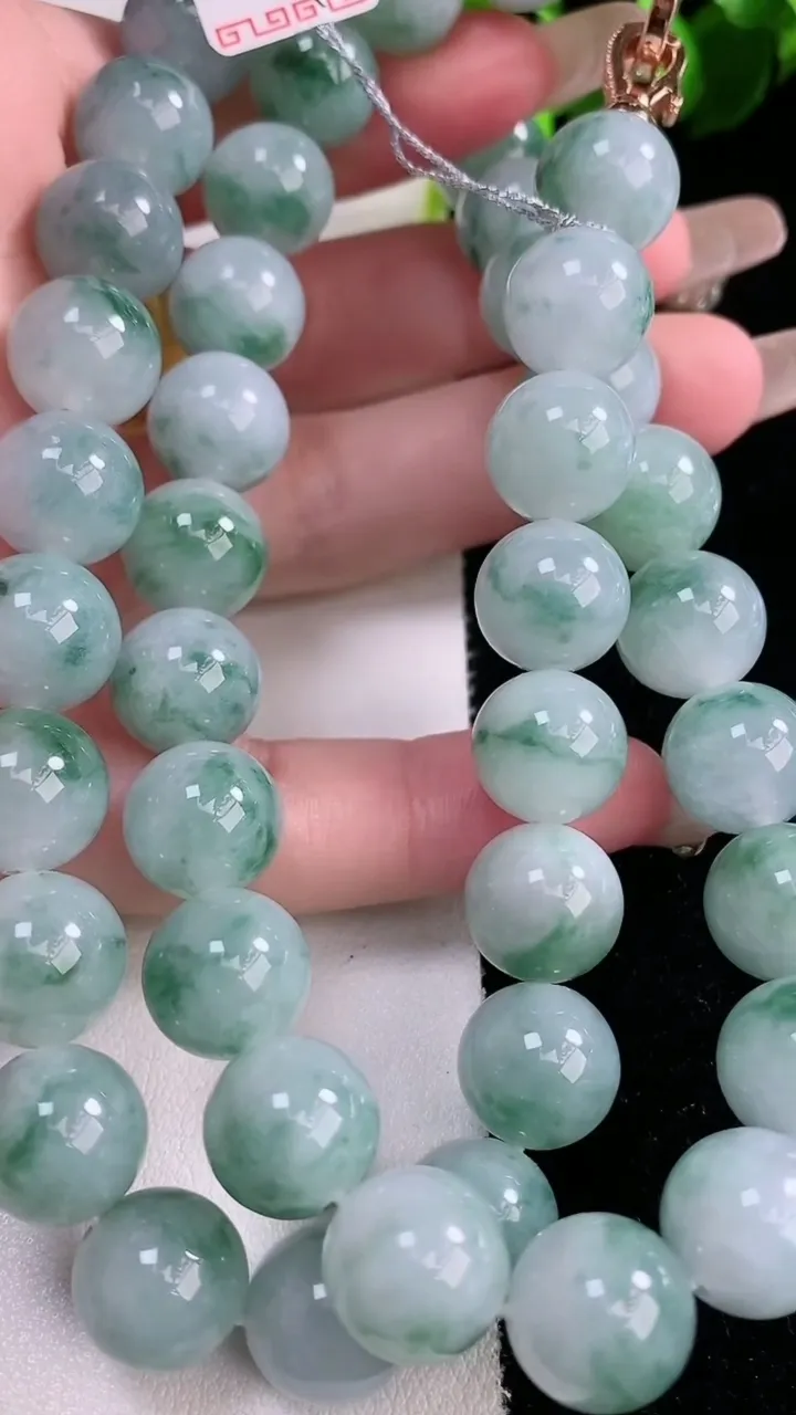 天然A货翡翠飘花圆珠项链，尺寸11.5-45颗，重量:122.19g1月29日
工厂直销收藏佳品,种好水足，色泽均匀，有种有色，上手高大气！