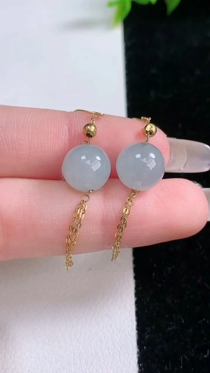 天然A货翡翠圆珠耳坠，尺寸10，重量:3.89g1月29日
工厂直销收藏佳品,种好水足，色泽均匀，有