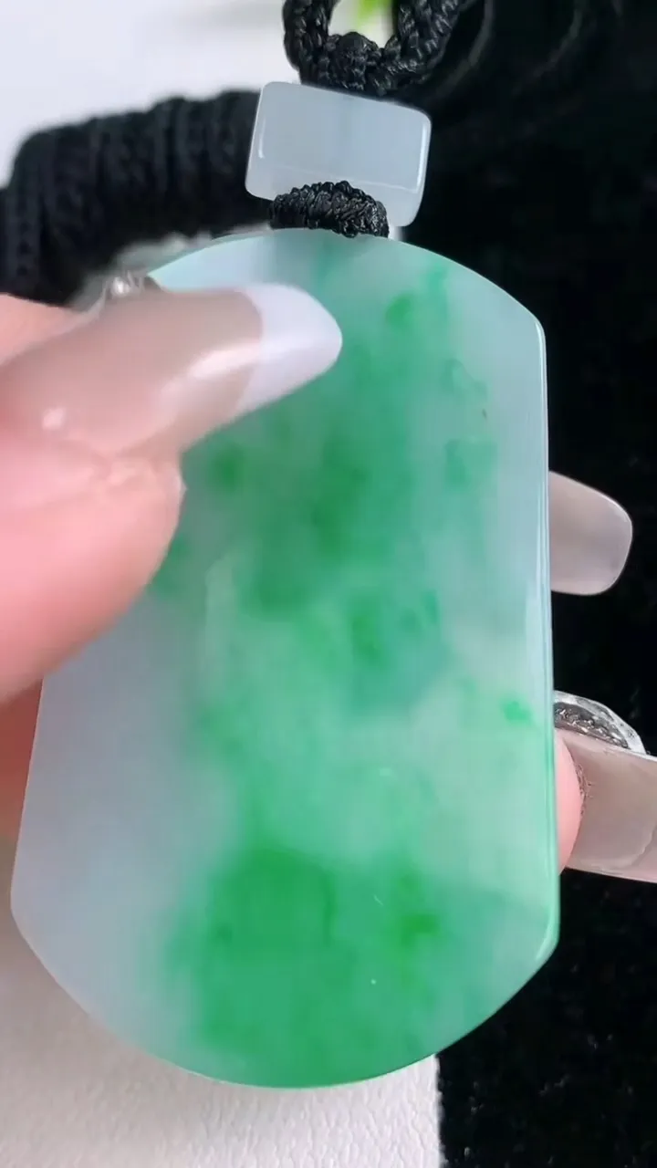 天然A货翡翠无事牌吊坠，尺寸47.6-28.5-3.6，重量:18.86g
1月29日