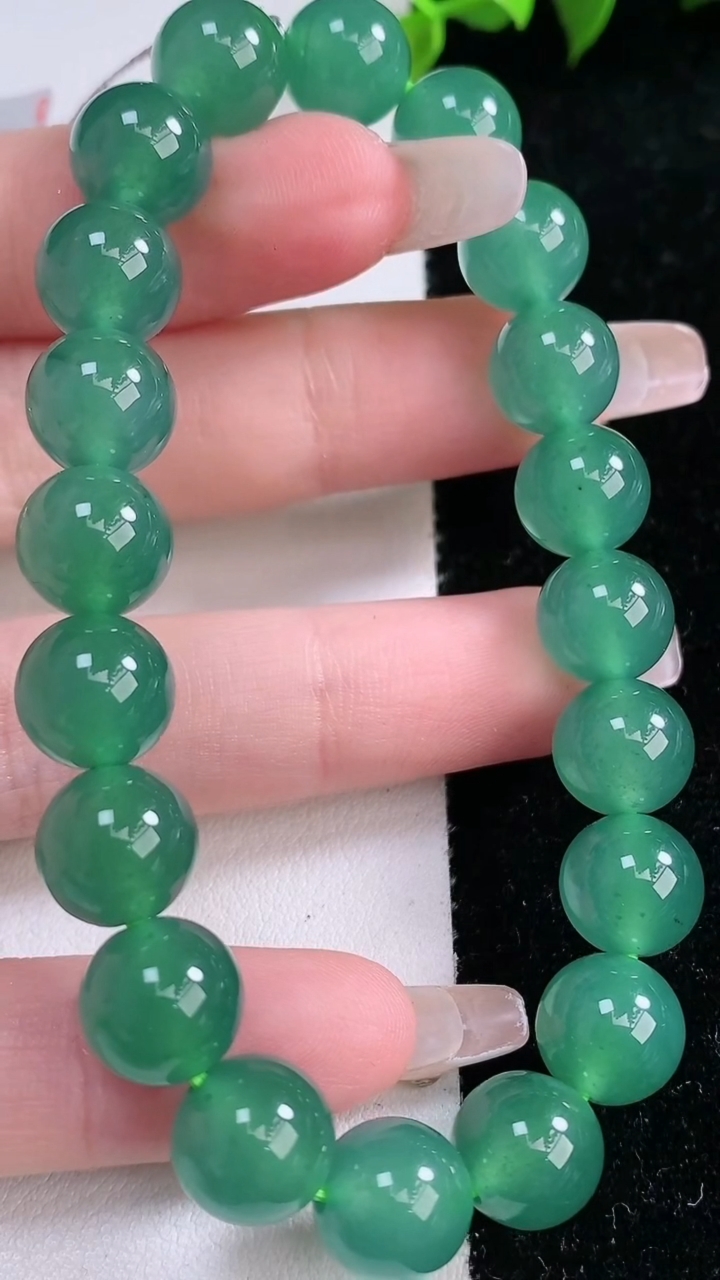 天然A货翡翠圆珠手串，尺寸9.5-20颗，重量:32.89g1月29日
工厂直销收藏佳品,种好水足，