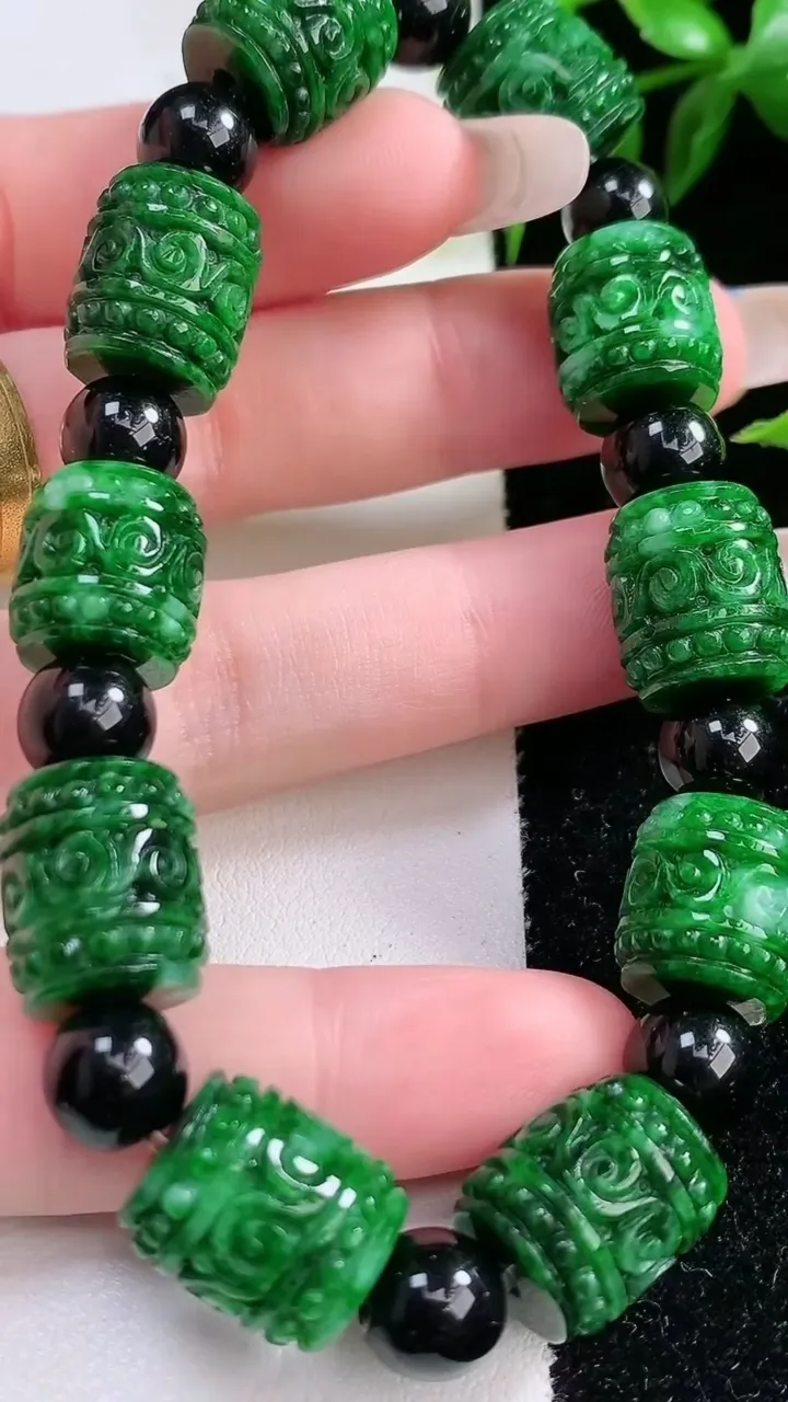 天然A货翡翠雕花路路通手串，尺寸13.2-11.6，重:44.16g1月29日
工厂直销收藏佳品,种好水足，色泽均匀，有种有色，上手高大气！