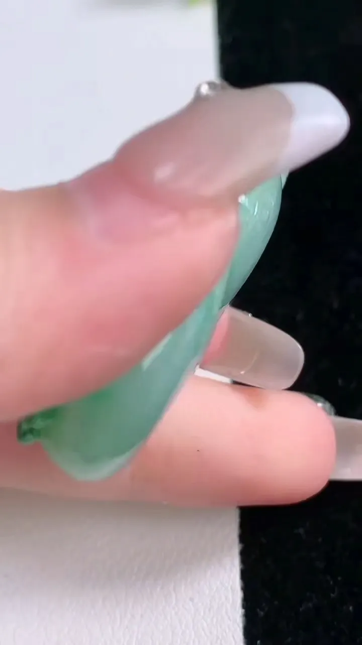 天然A货翡翠福瓜吊坠，尺寸44.4-23.8-12，重量:27.24g
1月29日