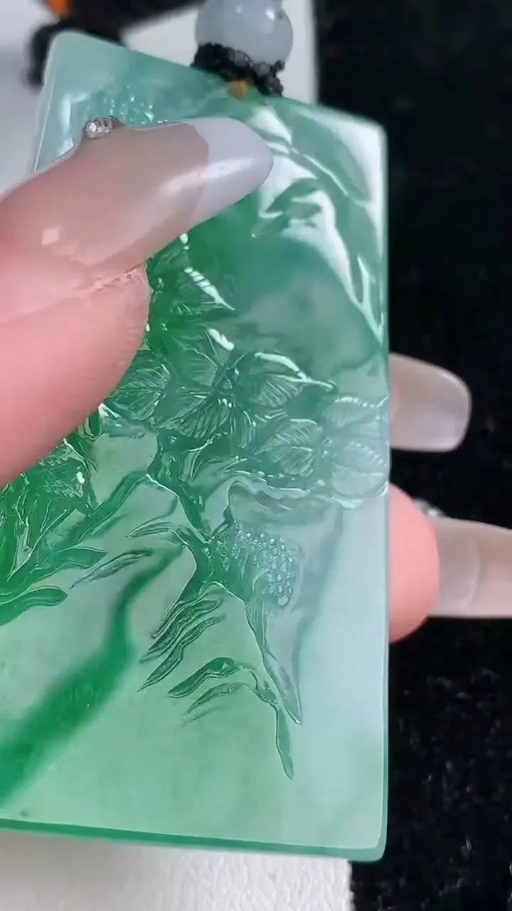 天然A货翡翠山水牌吊坠，尺寸54.6-30.3-4.8，重量:26.88g
1月29日