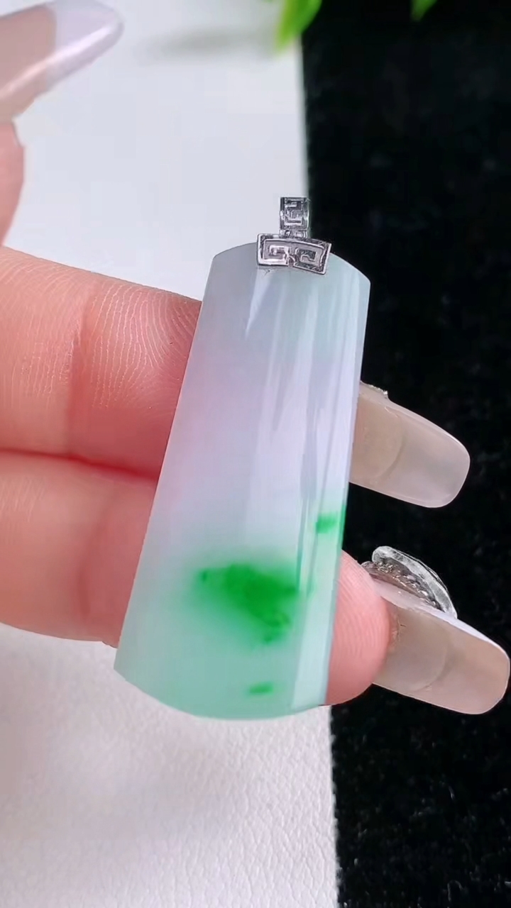 天然A货翡翠无事牌吊坠，尺寸36.2-15.2-3.4，重量:5.30g
1月29日