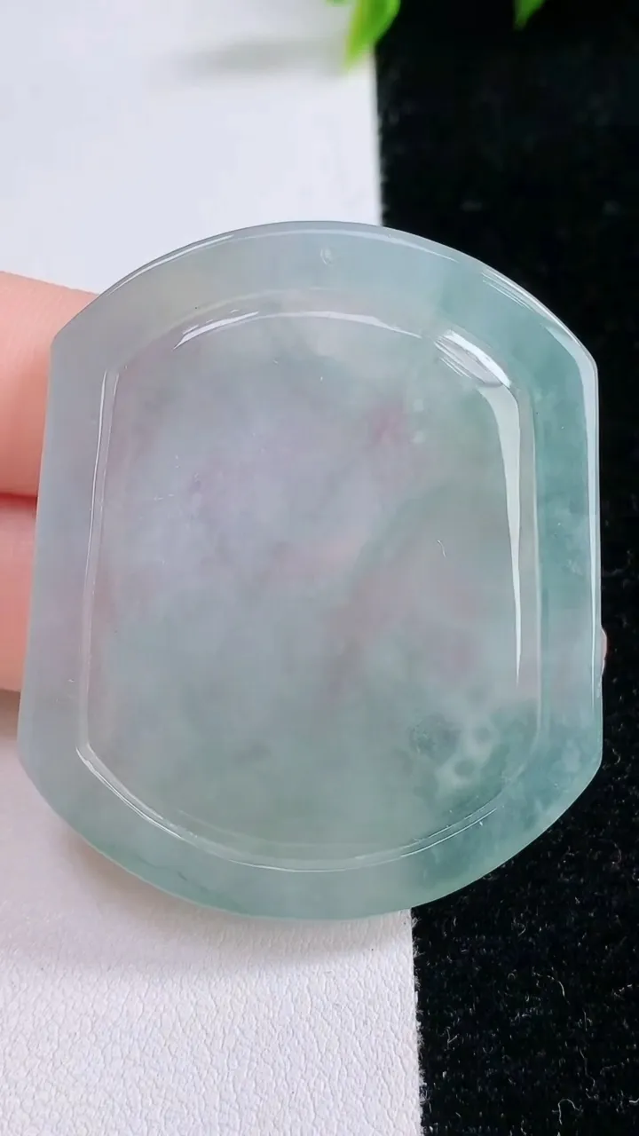 天然A货翡翠生肖猪吊坠，尺寸50.2-42.4-5.3，重量:26.01g
1月29日