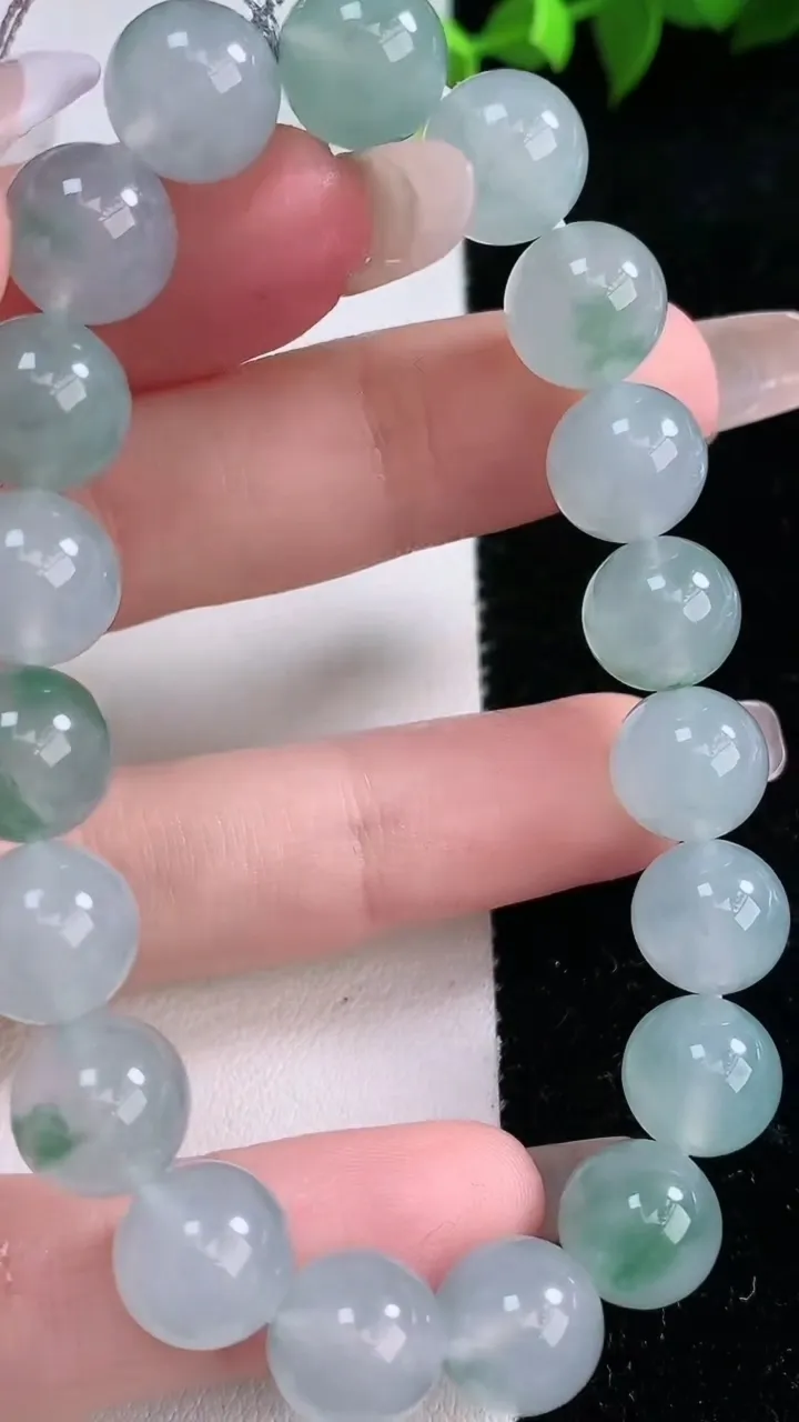 天然A货翡翠种飘花圆珠手串，尺寸7.8-19颗，重量:32.40g1月29日
工厂直销收藏佳品,种好