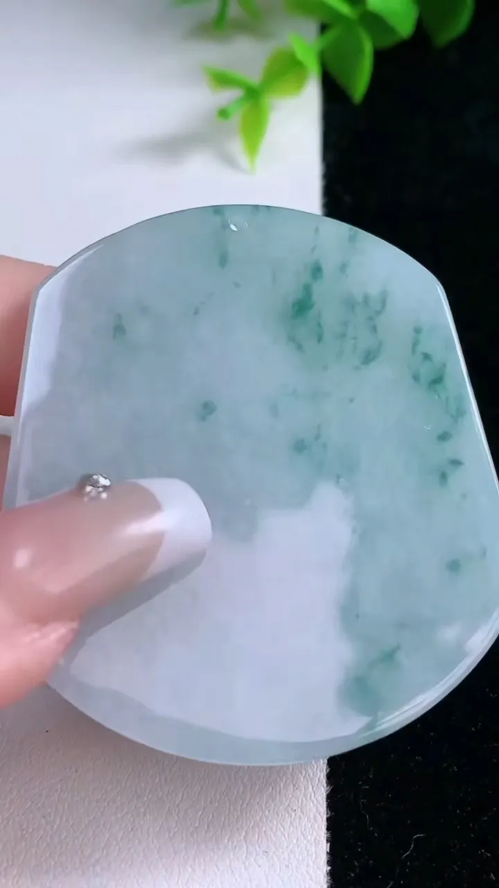 天然A货翡翠飘花生肖马吊坠，尺寸54-47.6-5，重量:32.84g
1月29日