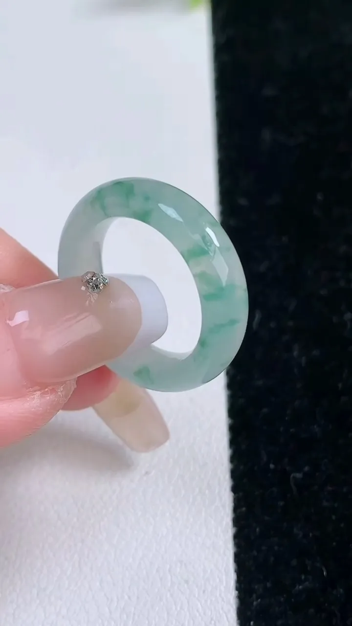 天然A货翡翠冰种飘花指环戒指，尺寸16.4-5.6-3.8，重量:4.01g2026年1月29日
工厂直销收藏佳品,种好水足，色泽均匀，有种有色，上手高大气！