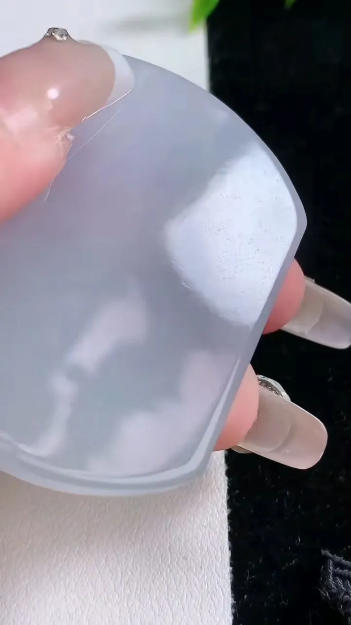 天然A货翡翠冰种紫罗兰无事牌镶嵌件，尺寸53.6-40.7-5.4，重量:35.62g
1月29日