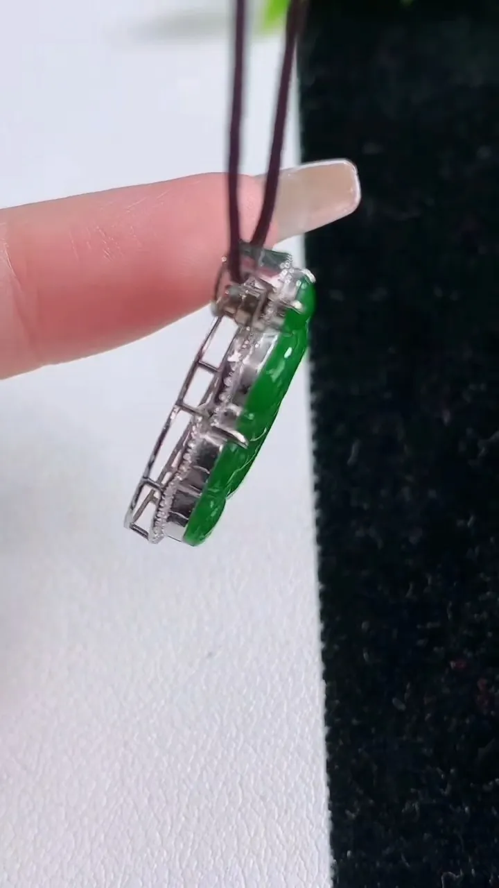 天然A货翡翠佛公吊坠，尺寸27-24-6，裸石17-21.7重量:4.42g
1月29日