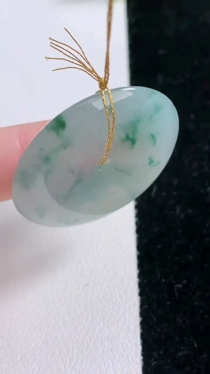 天然A货翡翠冰种飘花平安扣吊坠，尺寸33-5.3，重量:13.17g
1月29日