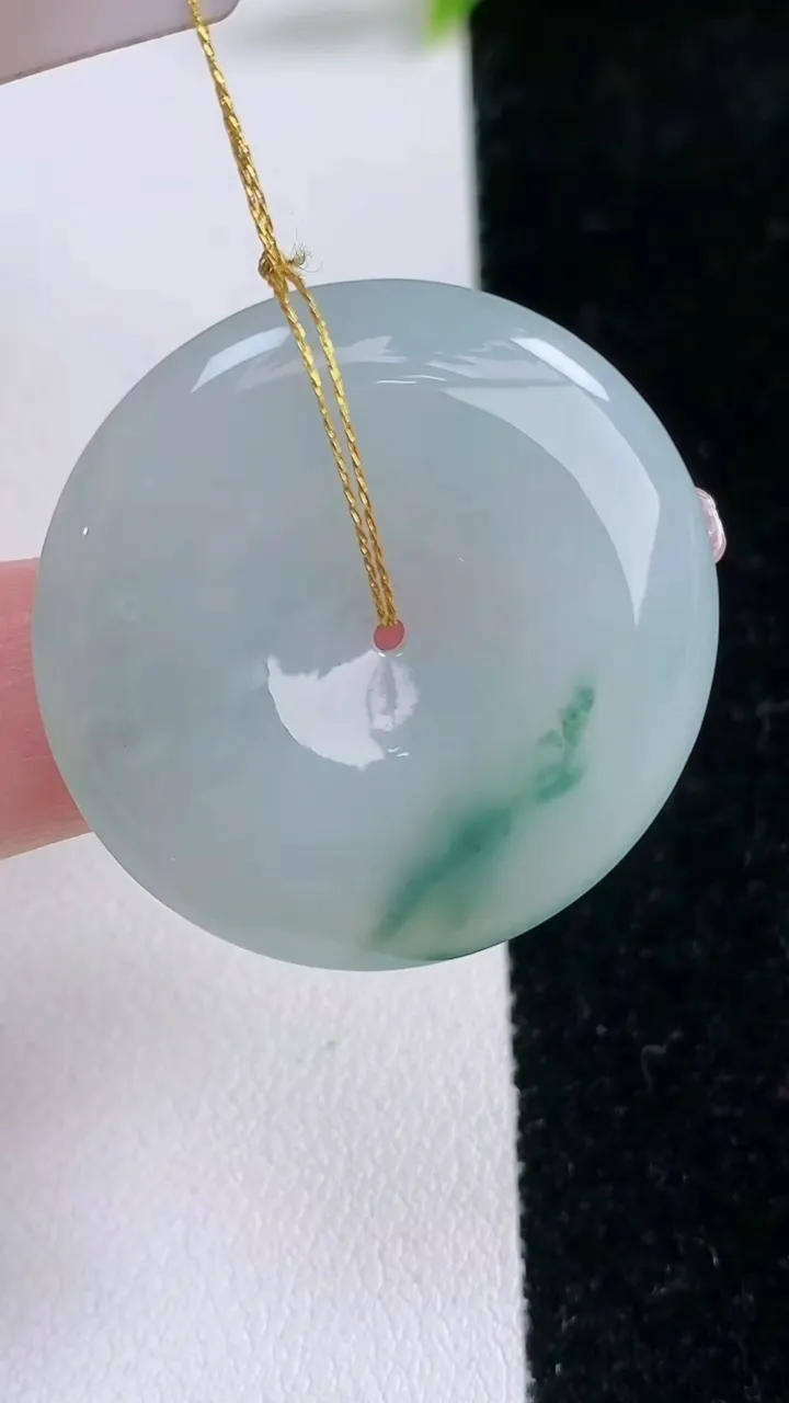 天然A货翡翠飘花平安扣吊坠，尺寸32-4.8，重量:11.92g
1月29日