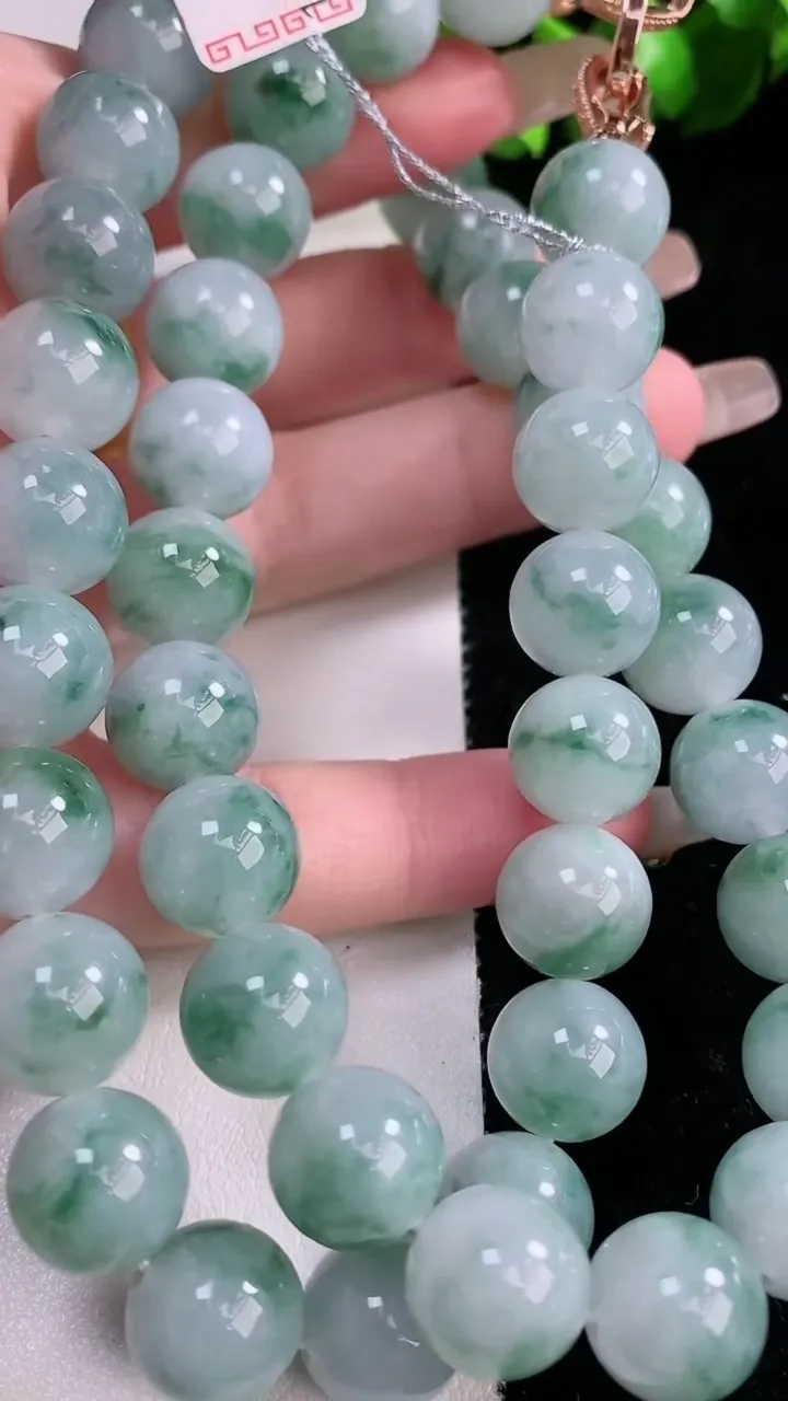天然A货翡翠飘花圆珠项链，尺寸11.5-45颗，重量:122.19g1月29日
工厂直销收藏佳品,种好水足，色泽均匀，有种有色，上手高大气！