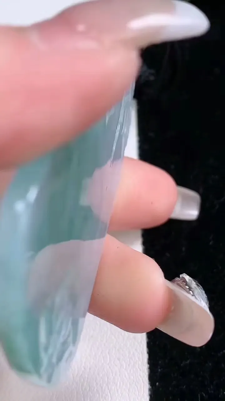 天然A货翡翠种飘花观音菩萨吊坠，尺寸65.5-36-4.5，重量:33.05g
1月29日