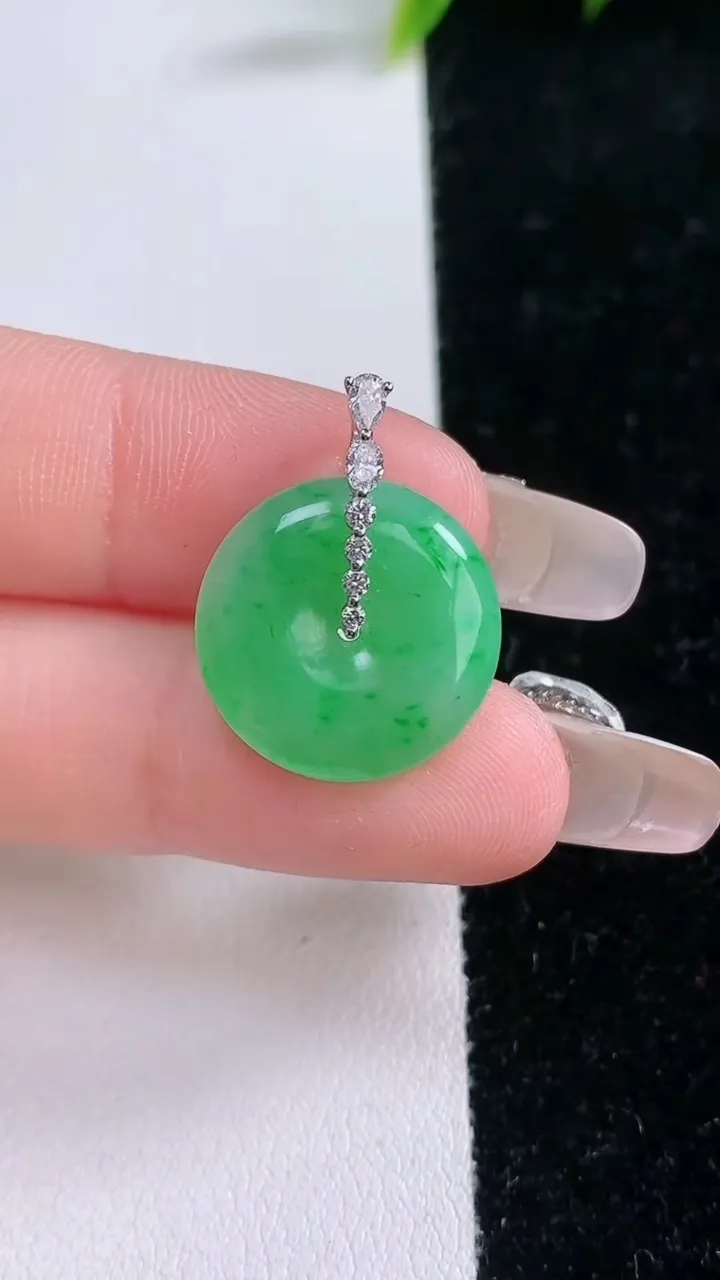 天然A货翡翠平安扣吊坠，尺寸17.5-4.2，重量:3.10g
1月29日