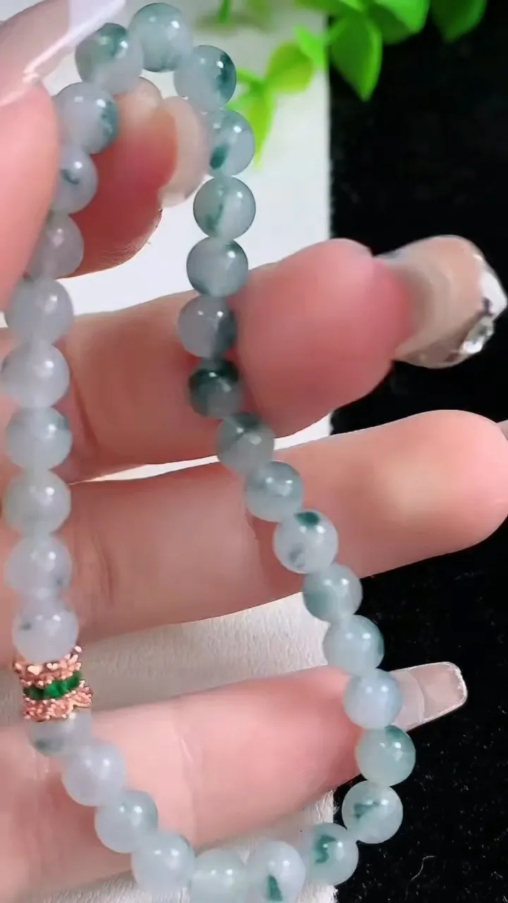 天然A货翡翠飘花圆珠手串，尺寸5.3-32颗，重量:8.80g1月29日
工厂直销收藏佳品,种好水足，色泽均匀，有种有色，上手高大气！