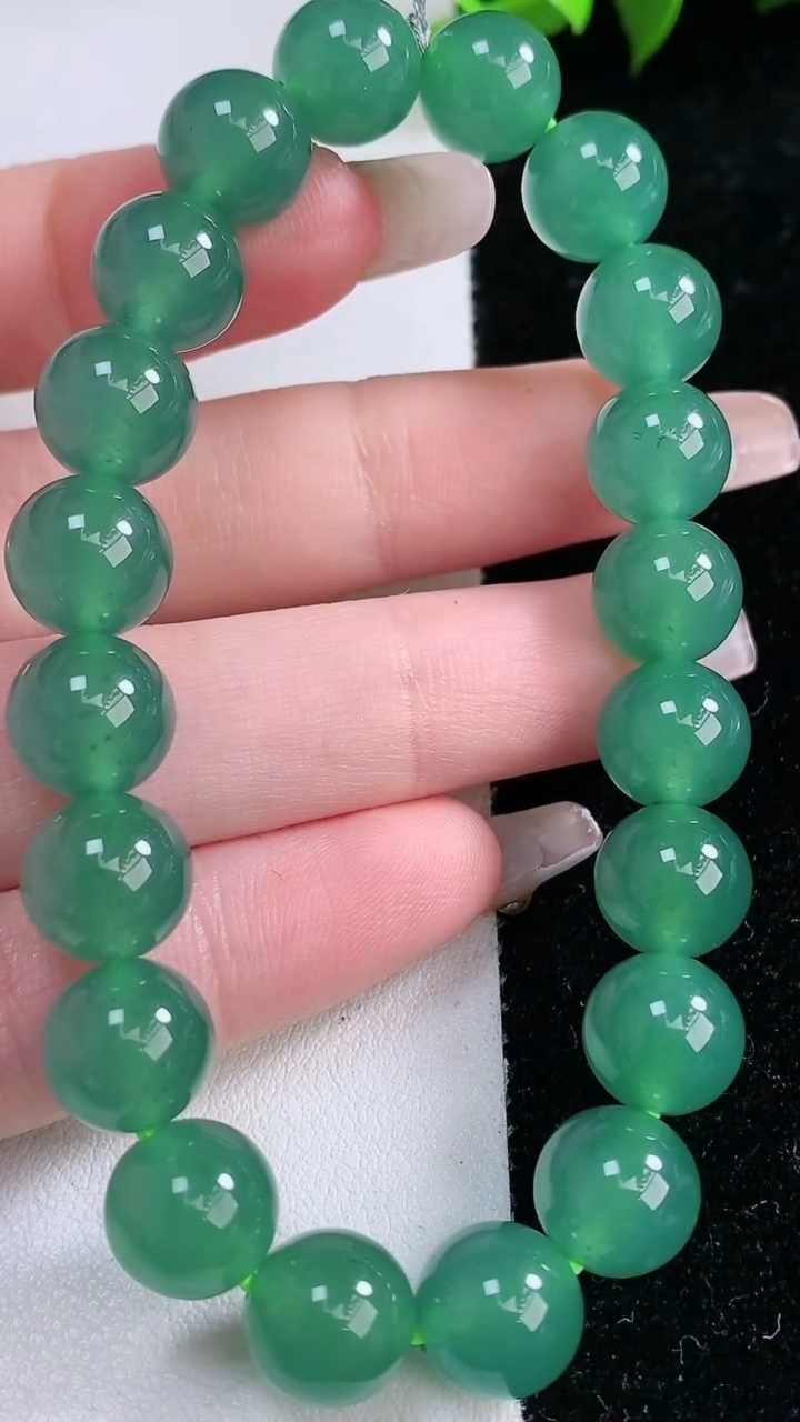 天然A货翡翠圆珠手串，尺寸9.5-20颗，重量:32.89g1月29日
工厂直销收藏佳品,种好水足，色泽均匀，有种有色，上手高大气！