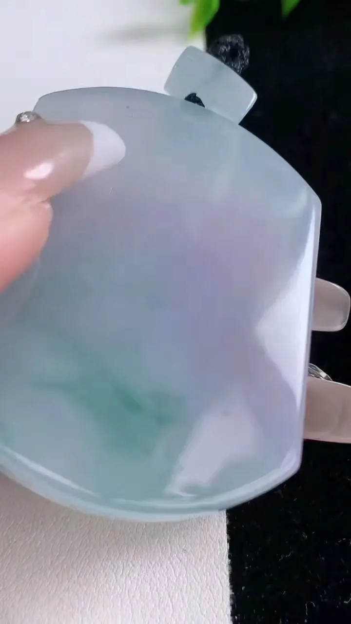 天然A货翡翠种飘花无事牌吊坠，尺寸53-40.6-5.5，重量:36.36g
1月29日