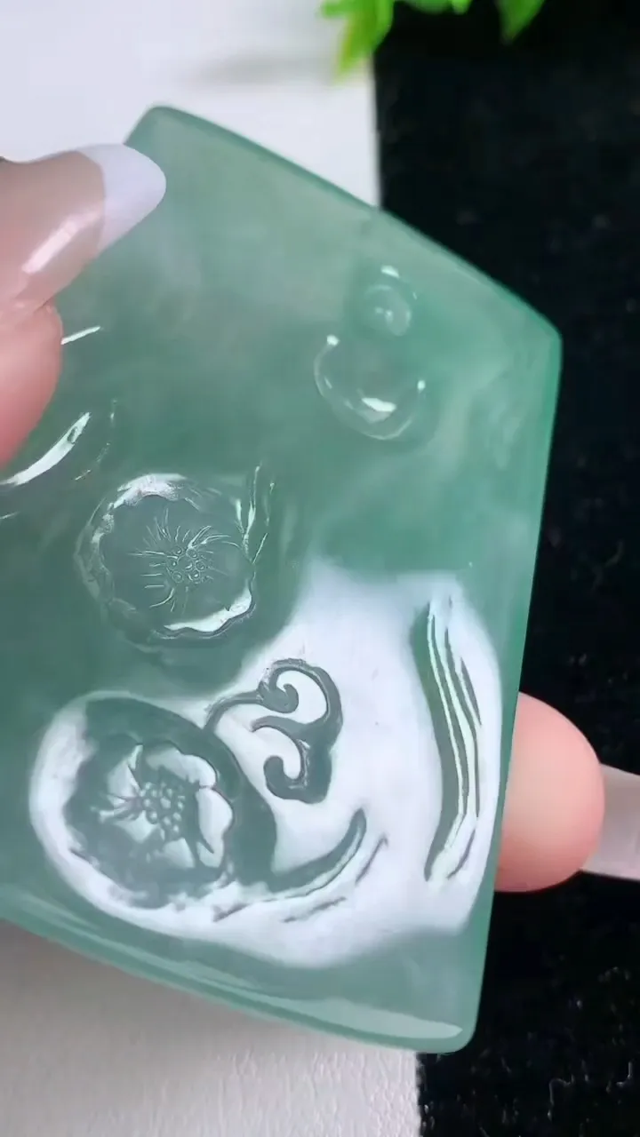 天然A货翡翠阿弥陀佛吊坠，尺寸65.5-43.8-4.8，重量:40.65g
1月29日