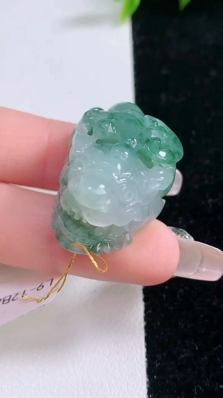 天然A货翡翠飘花貔貅吊坠，尺寸34.2-22.7-18，重量:23.58g
1月29日