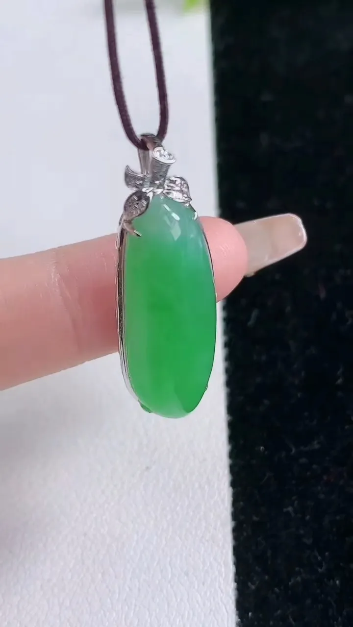 天然A货翡翠福瓜吊坠，尺寸34.3-11.3-7，裸石27.2-10.2重量:4.03g
1月29日