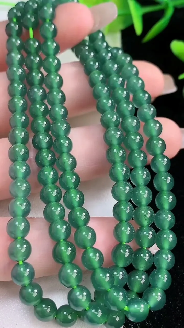 天然A货翡翠圆珠项链，尺寸5.3-124颗，重:33.12g
1月29日