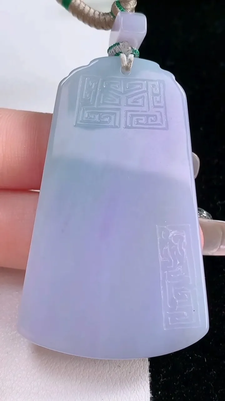 天然A货翡翠紫罗兰仿古无事牌吊坠，尺寸56-34.6-6，重量:38.95g
1月29日